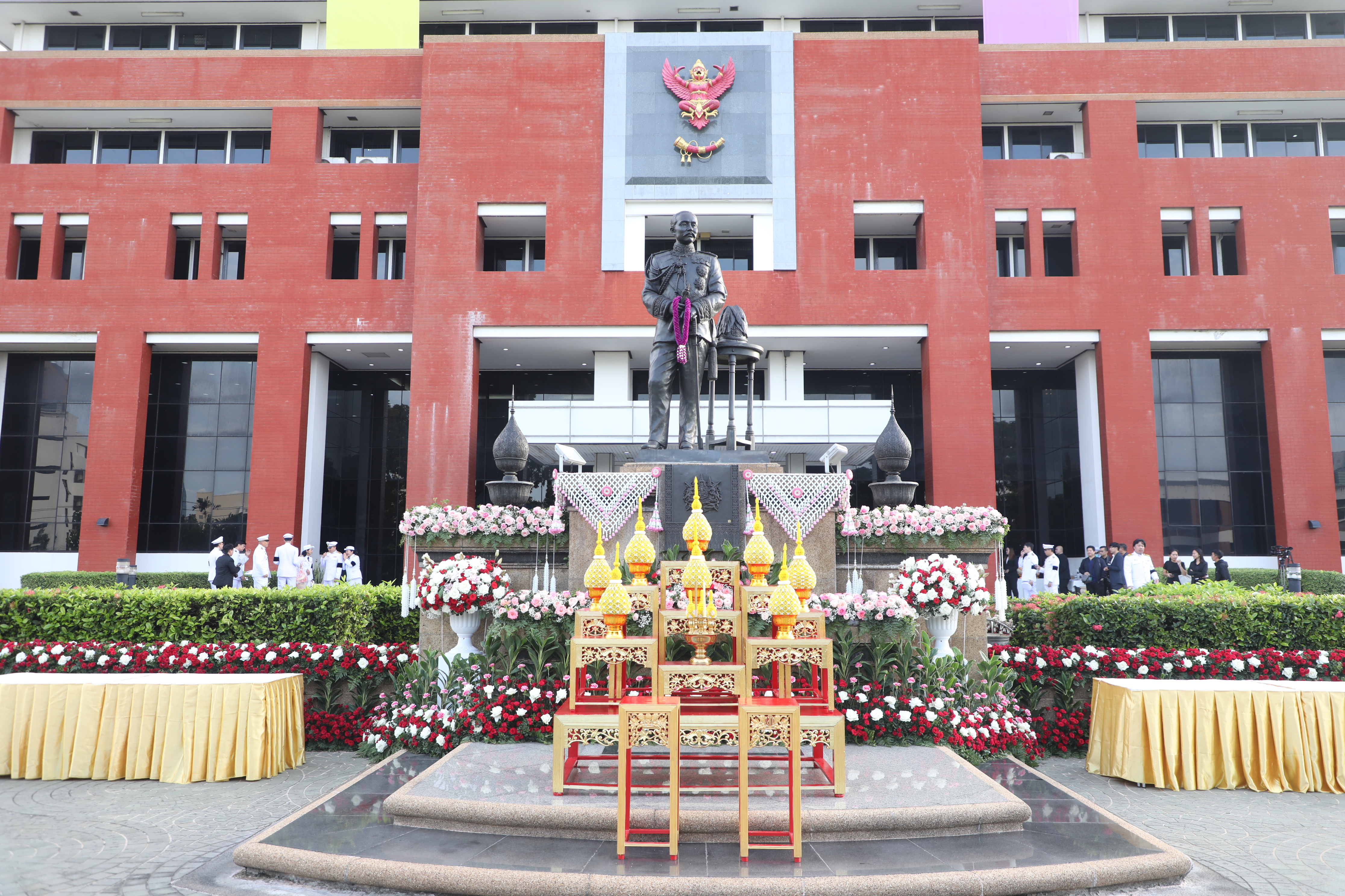 title - ส.ป.ก. ร่วมพิธีวางพานพุ่มถวายเครื่องราชสักการะ พระบรมราชานุสาวรีย์พระบาทสมเด็จพระปรมินทร มหาจุฬาลงกรณ์ พระจุลจอมเกล้าเจ้าอยู่หัว เนื่องในวันสื่อสารแห่งชาติ ประจำปี 2569